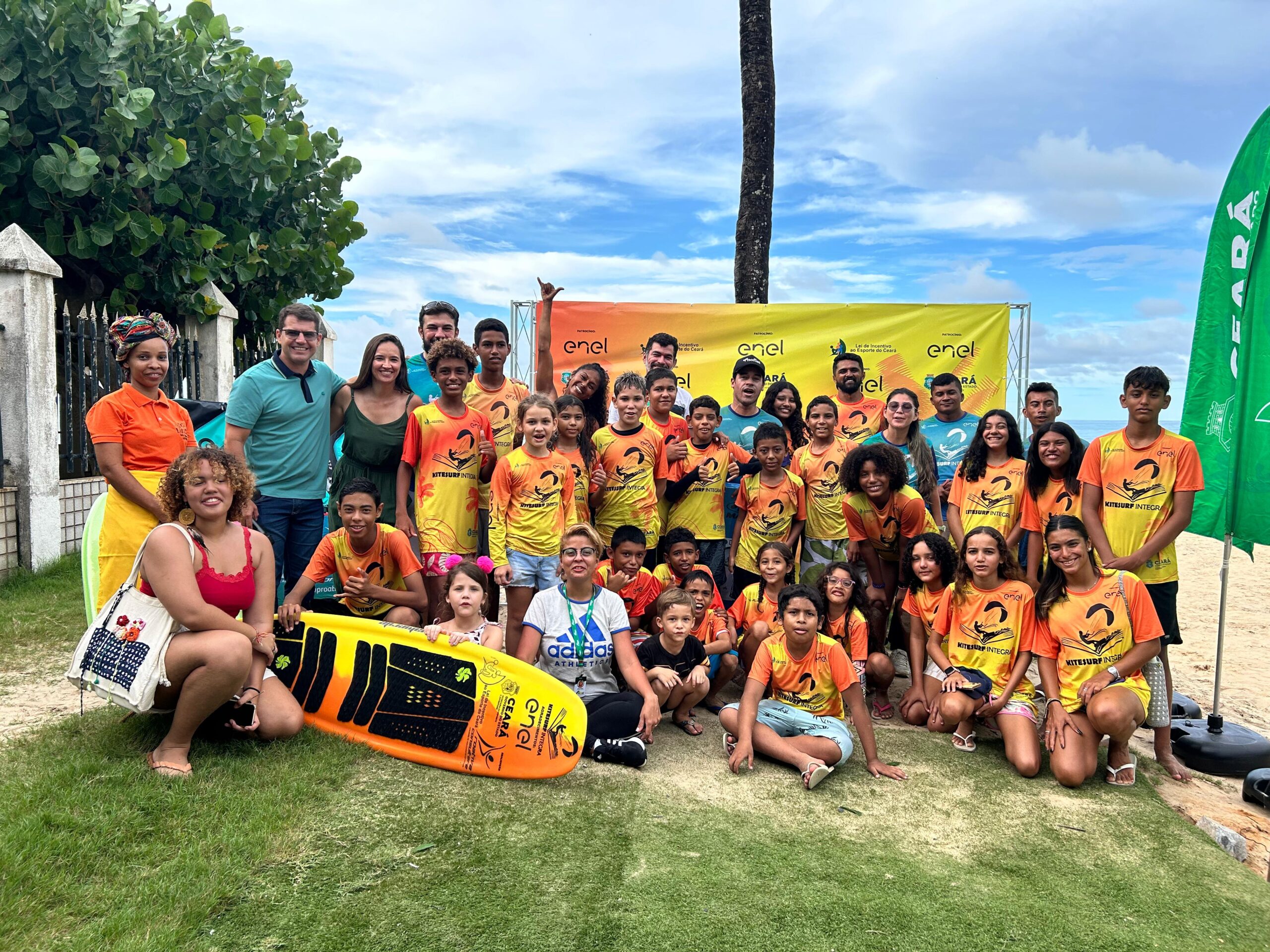 Projeto ‘Kitesurf integra’ transforma vidas na praia do Cumbuco por meio do esporte e educação